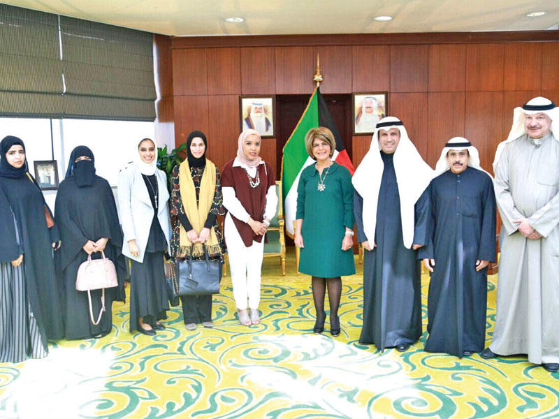 العزب متوسطاً بعض الموثقات بعد أداء اليمين