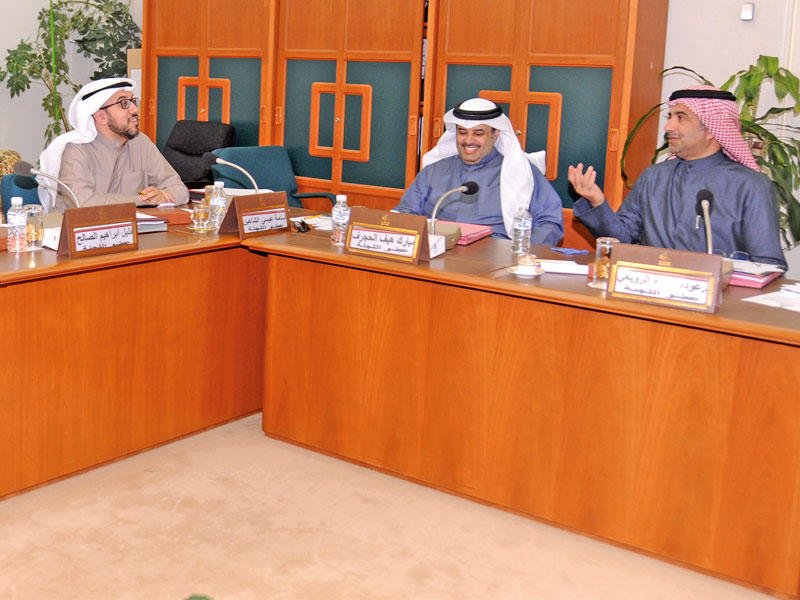 اجتماع لجنة «ذوي الاحتياجات» أمس (تصوير عبدالله الخلف)