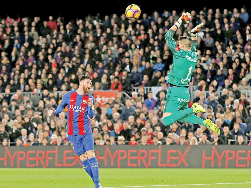 ميسي نجم البرشا يحرز هدفاً في مرمى خيخون