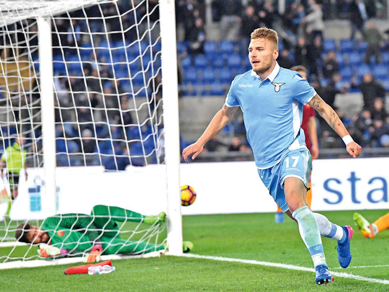 إيموبيلي نجم لاتسيو يحتفل بالهدف الثاني في مرمى روما