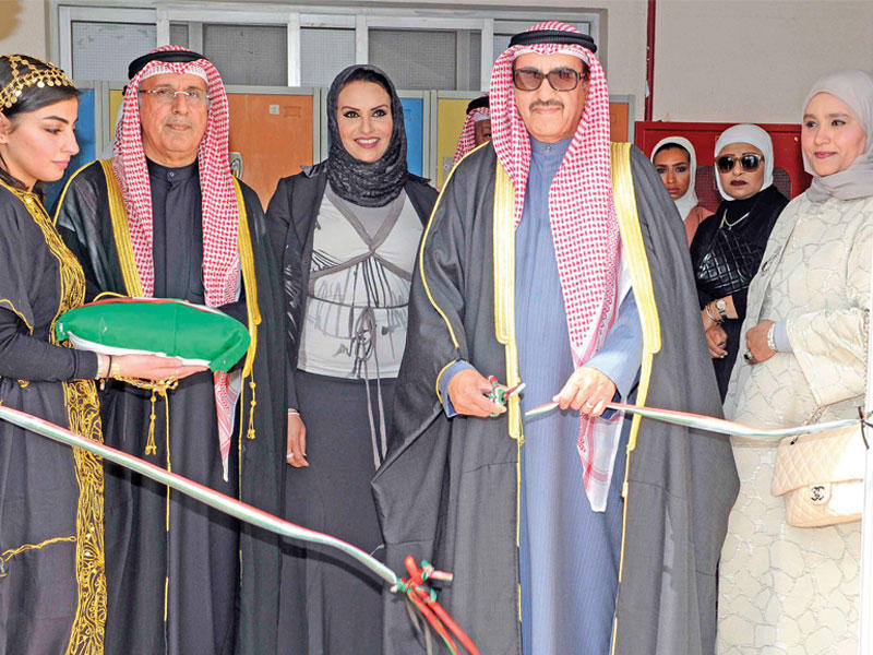 قص شريط افتتاح المعرض المصاحب للملتقى