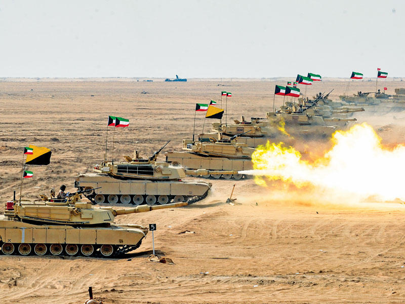 جانب من تمرين «فهود الصحراء 1» الذي اختتم أمس بمشاركة الجيشين القطري والكويتي  (تصوير نوفل إبراهيم)