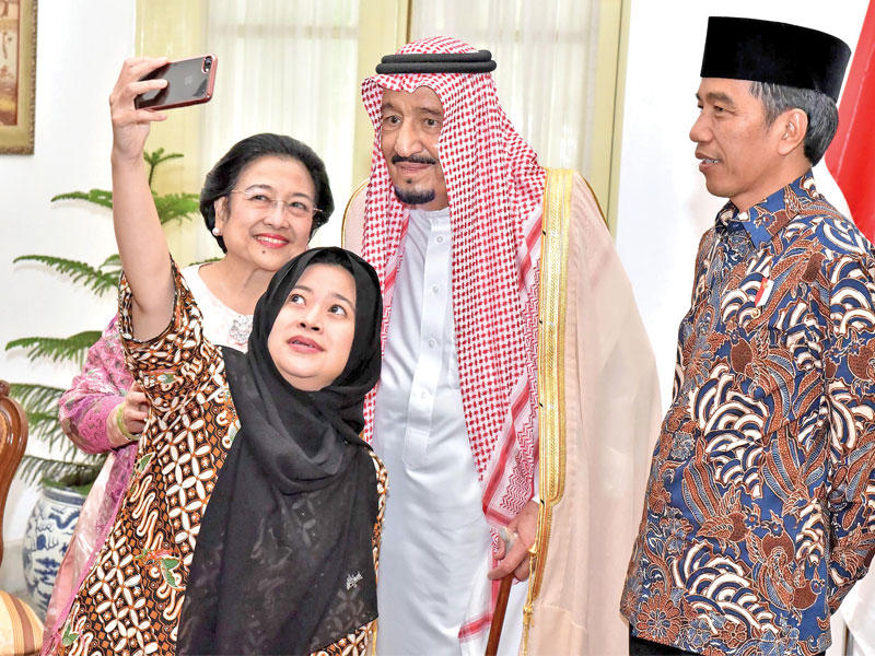 صورة سيلفي تجمع الملك سلمان مع الوزيرة بوان ماهاراني حفيدة الرئيس الإندونيسي الراحل أحمد سوكارنو وأمها في جاكرتا أمس   (أ ف ب)