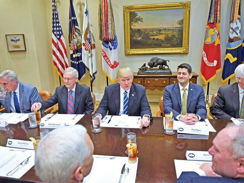 ترامب على مائدة الطعام مع قادة الحزب الجمهوري في الكونعرس في البيت الأبيض أمس الأول (أ ف ب)
