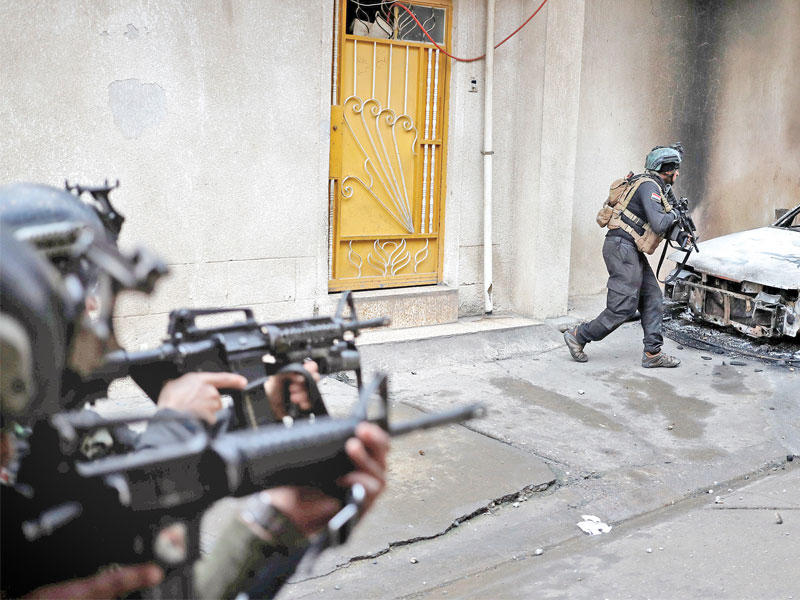 جنديان من قوات مكافحة الإرهاب خلال معارك شوارع في الموصل أمس (رويترز) 