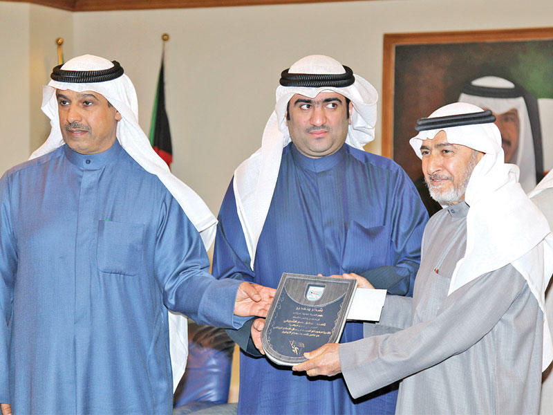 الروضان وفليطح يكرمان الزميل مطلق نصار