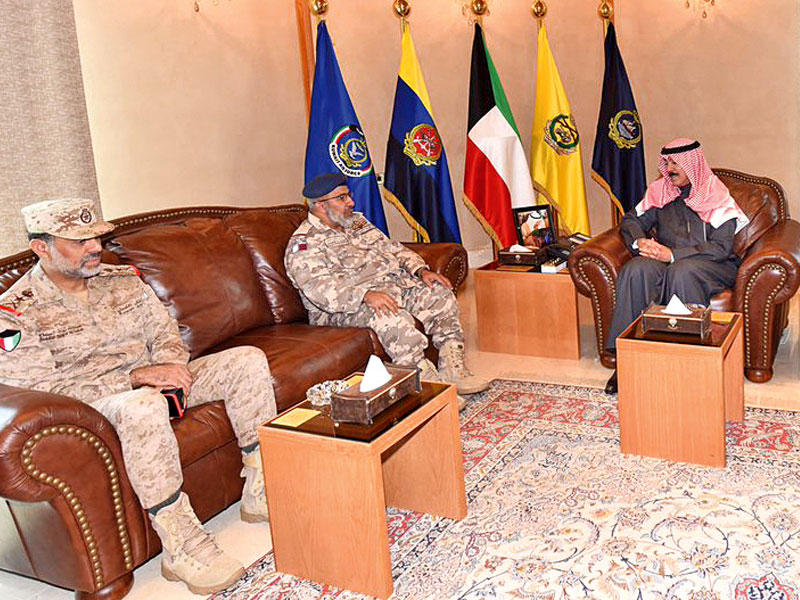 الخالد خلال استقباله رئيس أركان الجيش وقائد القوات البرية الأميرية القطريين
