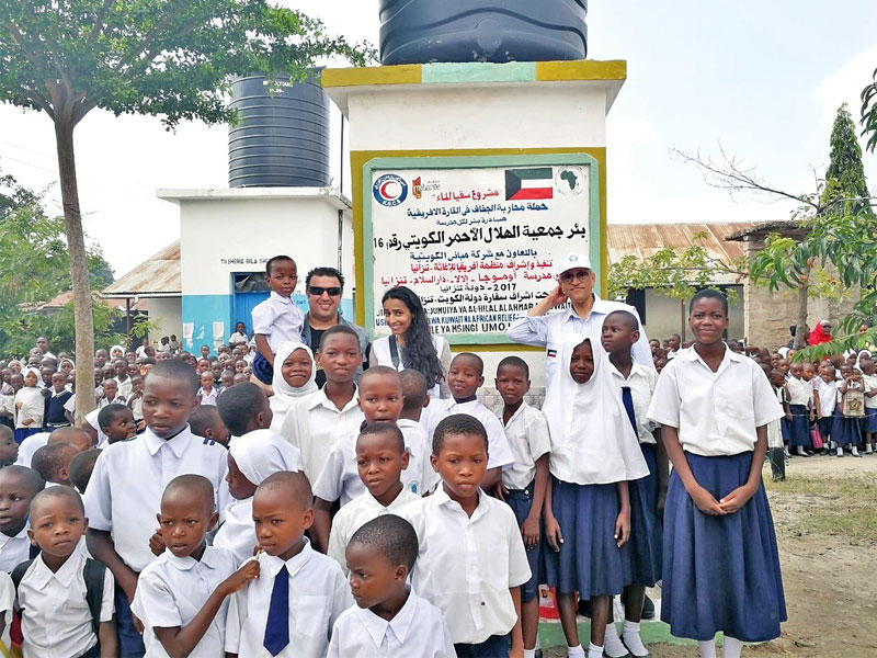 الهلال الاحمر الكويتي يدشن آبار مياه في عدد من مدارس تنزانيا