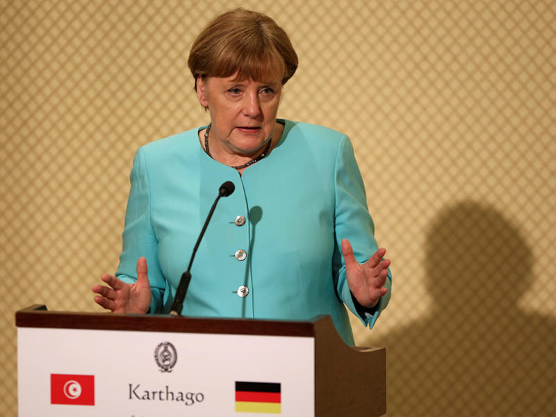  ميركل خلال حديثها في المؤتمر الصحفي في تونس