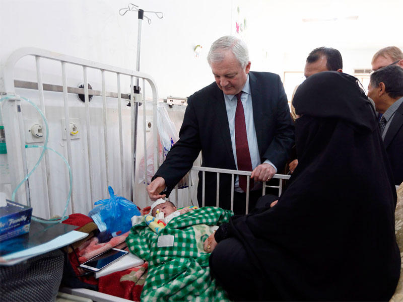 مسؤول الإغاثة الإنسانية في الأمم المتحدة ستيفن أوبراين يتفقد مستشفى للأطفال في صنعاء أمس الأول (أ ف ب)