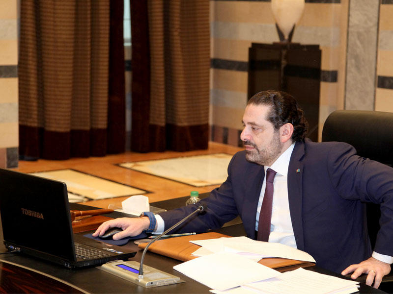 الحريري أثناء جلسة مجلس الوزراء أمس     ( دالاتي ونهرا)