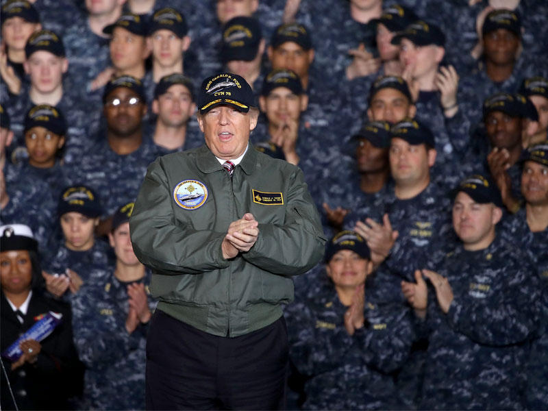 ترامب متحدثاً لجنود وعمال على متن «جيرالد فورد» أمس الأول (أ ف ب)