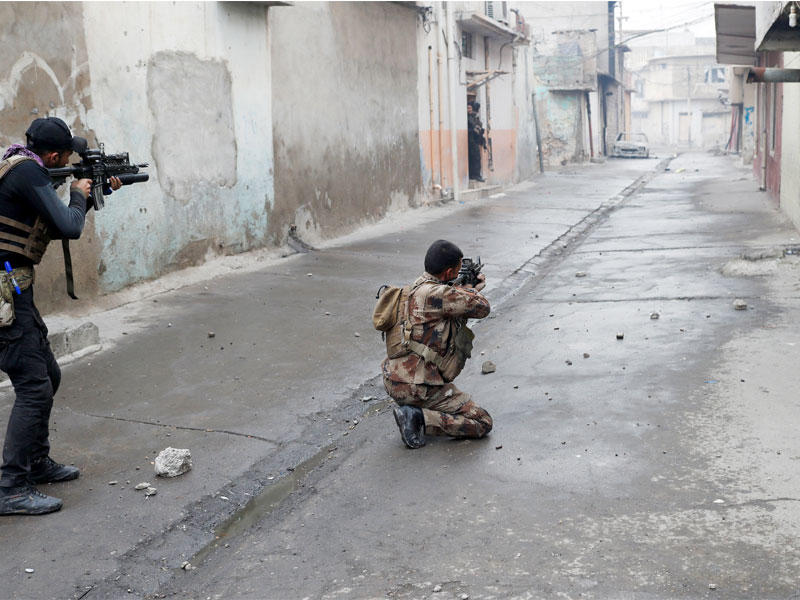 جنود القوات الخاصة العراقية يطلقون  النار على مقاتلي داعش في الموصل