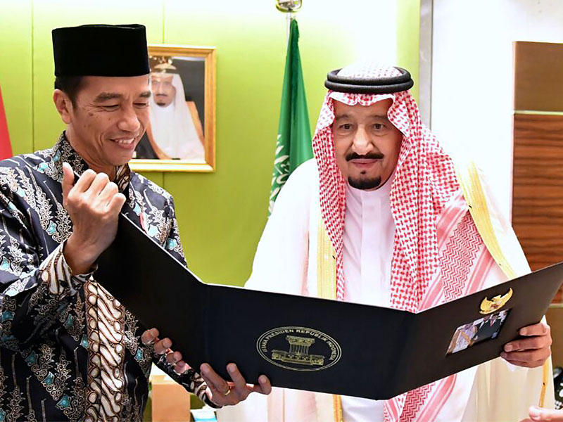 الرئيس الإندونيسي جوكو ويدودو يعرض ألبوم صور من لقائهما في بوجور في اليوم السابق لخادم الحرمين الشريفين الملك سلمان بن عبد العزيز في جاكرتا