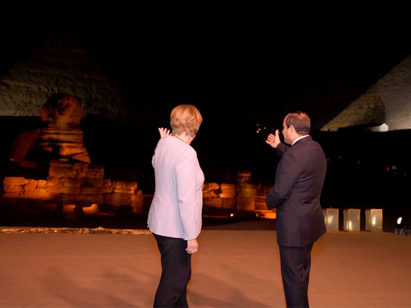 السيسي وميركل على سفح الأهرامات أمس الأول  (الجريدة)