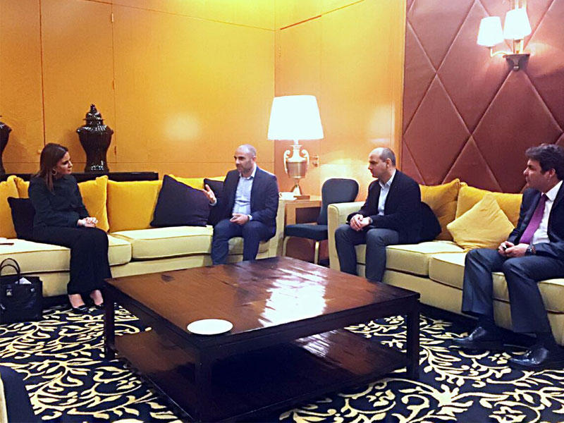 ارشيفية | وزيرة الاستمثار مع عدد من المستثمرين فى لبنان