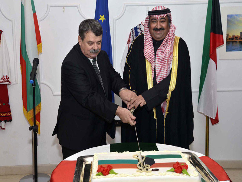 الخبيزي والسفير البلغاري يقطعان قالب الحلوى