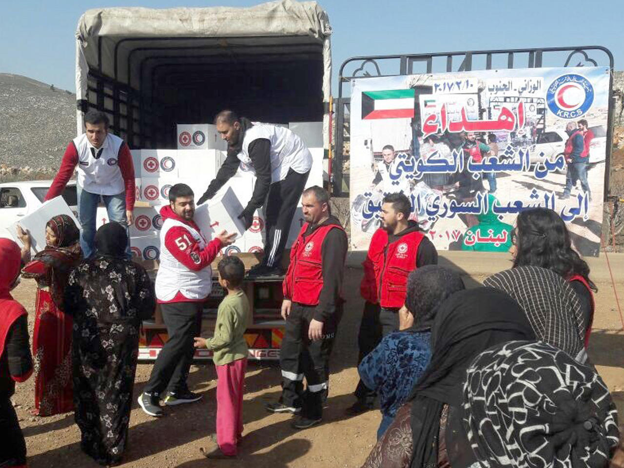  جانب من عملية توزيع المساعدات الإنسانية على الأسر السورية