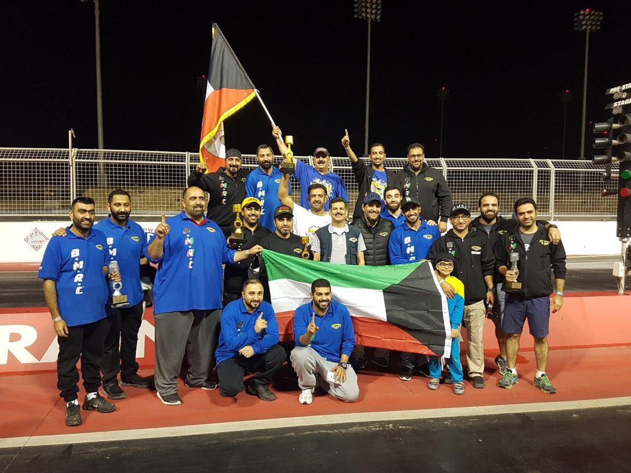 المتسابقون الكويتيون بعد حصولهم على المراكز الأولى في الجولة الخامسة والأخيرة من بطولة البحرين لسباق السرعة (دراغ.ريس)