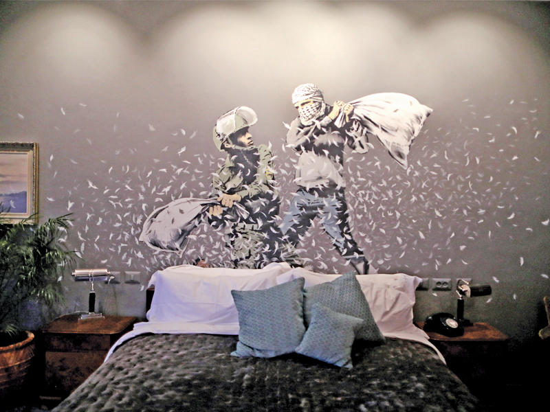 لوحة لبانكسي يركز فيها على الصراع الفلسطيني الإسرائيلي