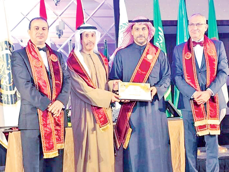 الرشيد أثناء تكريمه من الشيخ سلطان النعيمي