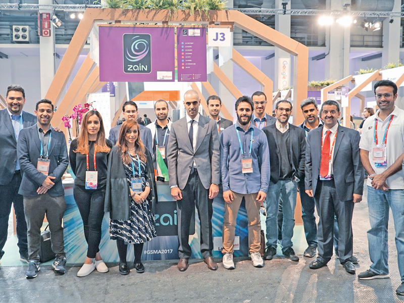 الخرافي يتوسط المبادرين الكويتيين بجناح «زين» في برشلونة 