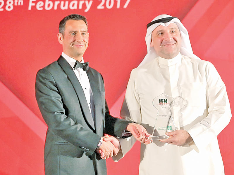 وليد مندني يتسلم الجوائز