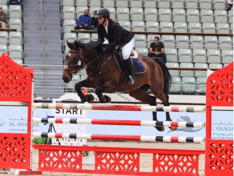 الفارسة الكويتية لجين العيسى خلال منافسات بطولة الشقب الدولية