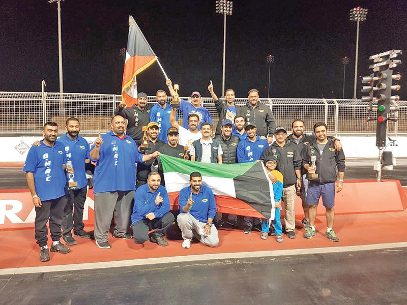 المتسابقون الكويتيون بعد حصولهم على المراكز الأولى في بطولة البحرين 