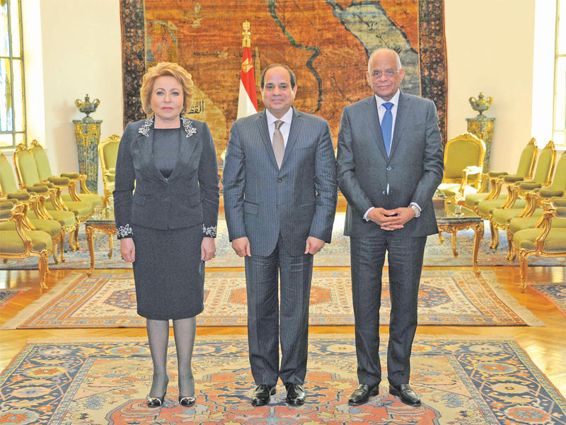 السيسي متوسطا عبد العال ورئيسة البرلمان الروسي فالينتينا ماتفيينكو أمس في قصر الاتحادية 