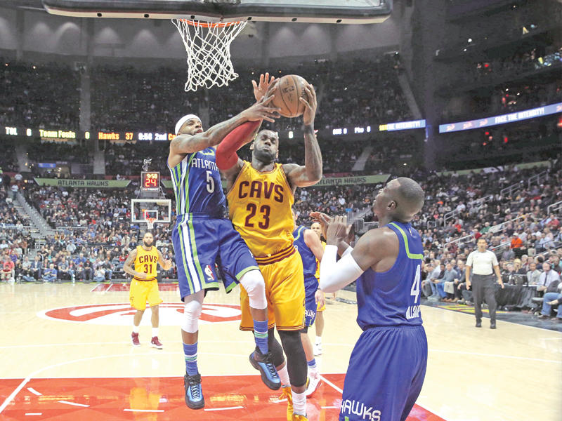 ليبرون جيمس نجم كليفلاند في محاولة أمام ديلاني نجم أتلانتا