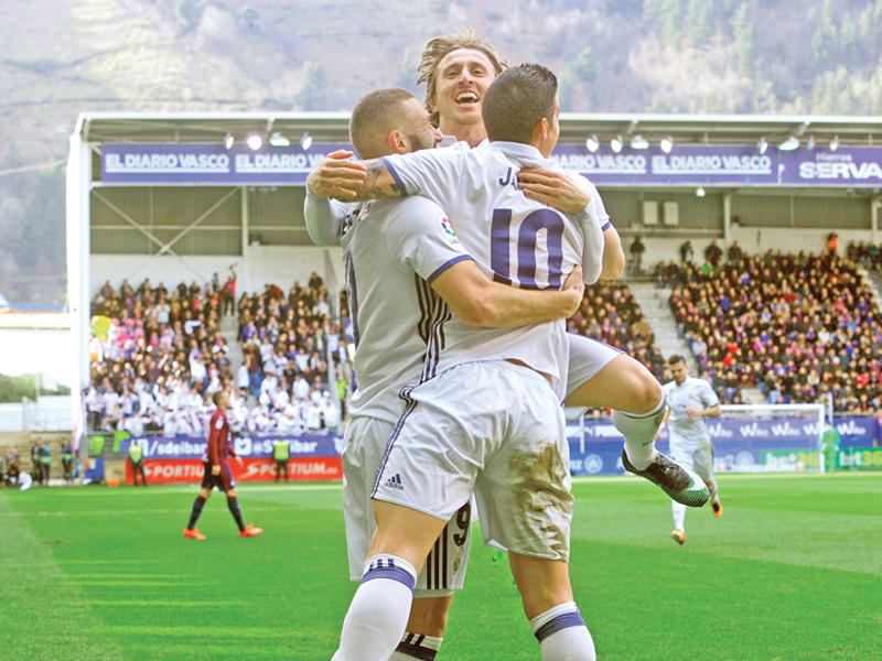 فرحة لاعبي الريال بأحد أهدافهم في مرمى إيبار