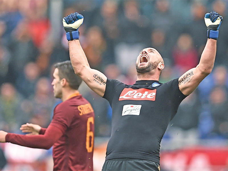 رينا حارس مرمى نابولي يحتفل بعد الفوز على روما