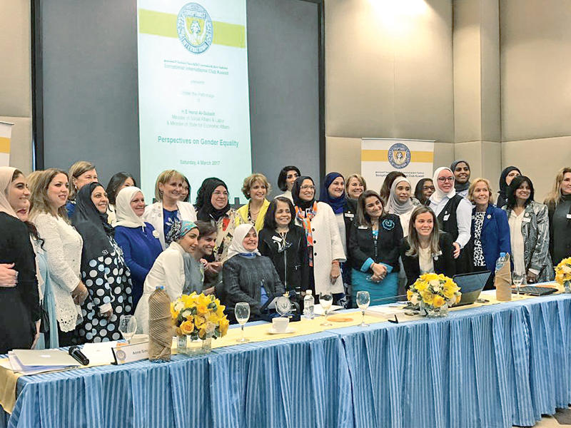 الصبيح تتوسط المشاركات في ندوة «تمكين المرأة» أمس