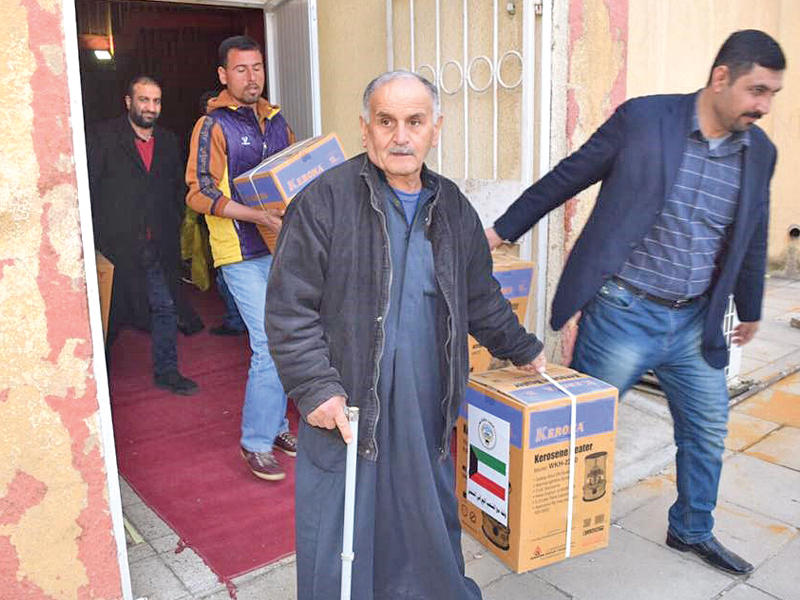 جانب من توزيع المساعدات على النازحين العراقيين
