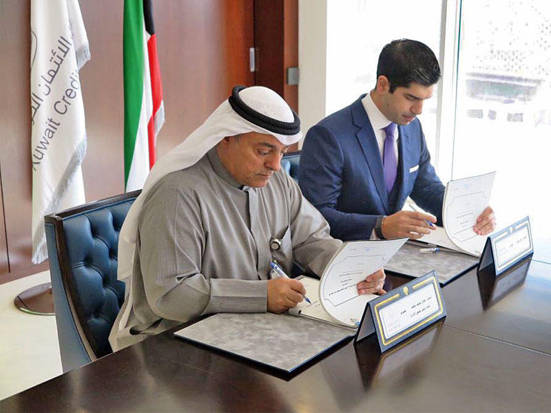 المضف خلال توقيعه عقداً لدراسة إعادة هيكلة التمويل العقاري للبنك أمس