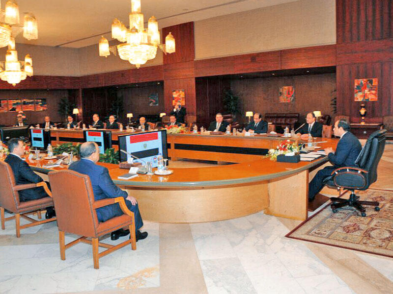 السيسي مجتمعاً بقيادات «الأمن الوطني» في القاهرة أمس (الرئاسة المصرية)