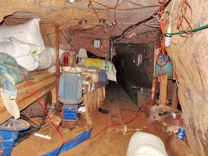 أحد الكهوف التي ضبطها الجيش بجبل الحلال في سيناء