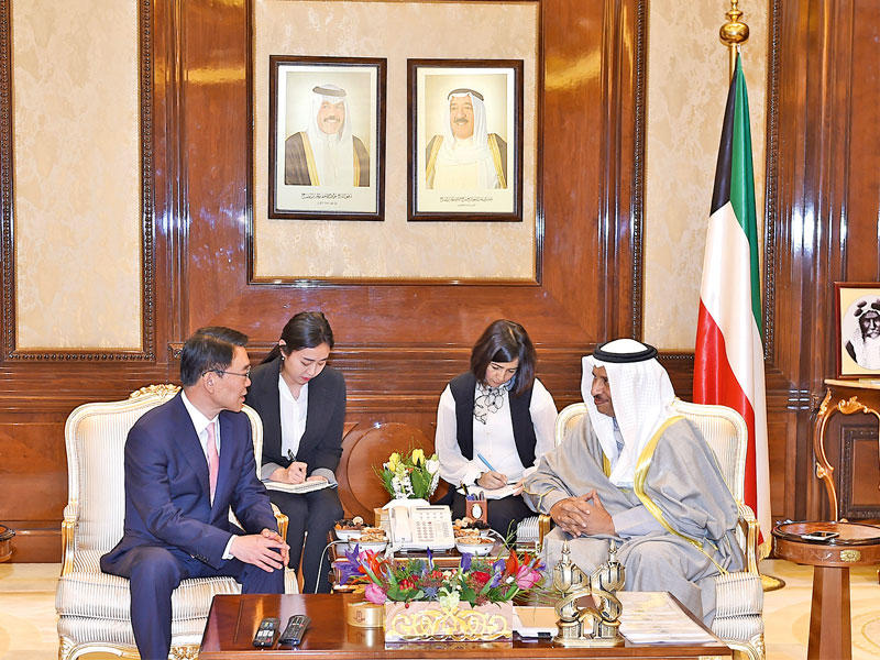 المبارك مستقبلاً الوزير الكوري