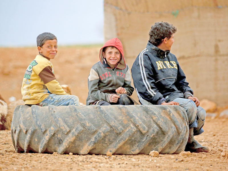 أطفال سوريون نازحون في ريف منبج أمسt (أ ف ب)