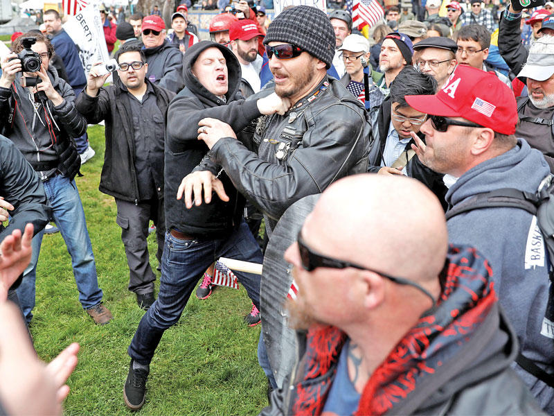 اشتباكات أدت إلى 4 جرحى بين مؤيدي ترامب ومعارضيه في بيركلي أمس الأول  (رويترز)