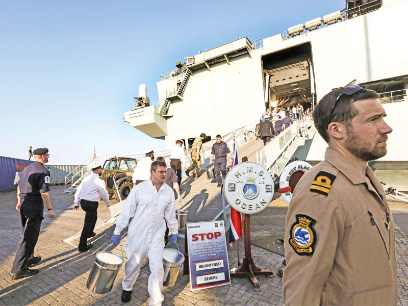 أعضاء من البحرية الملكية البريطانية قبل مغادرتهم سفينة اتش ام اس اوشن في ميناء بيروت أمس