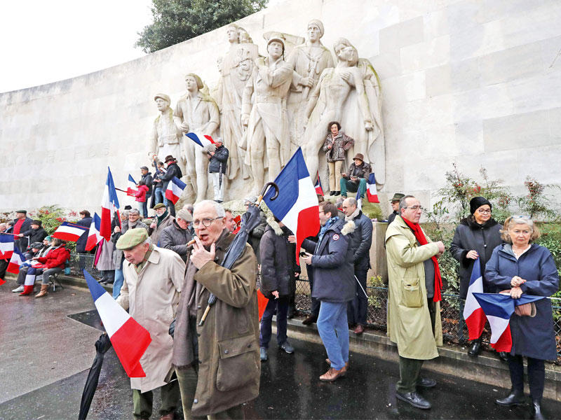 مناصرو فيون في ساحة تروكاديرو في باريس أمس          (أ ف ب)
