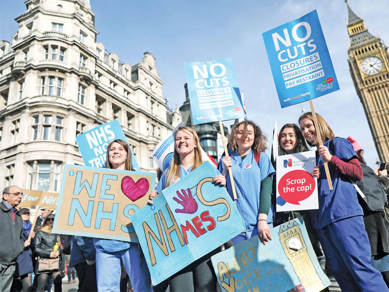  آلاف البريطانيون اثناء المسيرة بلندن أمس الأول