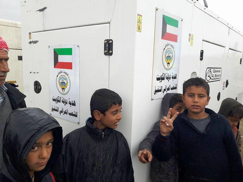 المولدات الكهربائية اثناء وصولها الى مخيمات مخيمات النازحين في الموصل