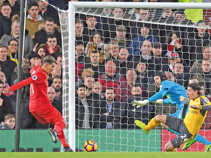 فيرمينيو نجم ليفربول يحرز هدفاً في مرمى أرسنال