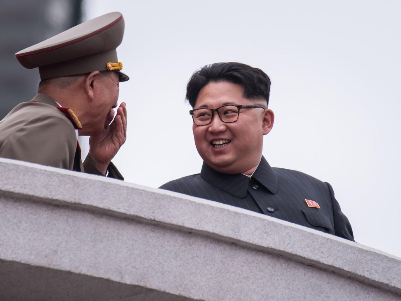 زعيم كوريا الشمالية كيم جونغ أون يتحدث إلى جندي مجهول على شرفة «بيت الشعب» خلال عرض عسكري في ساحة كيم ايل سونغ في بيونغ يانغ.