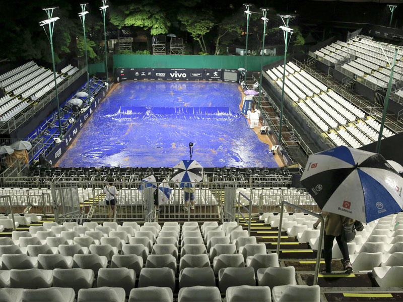 منظر عام لملعب التنس خلال الأمطار الغزيرة التي علقت المباراة النهائية