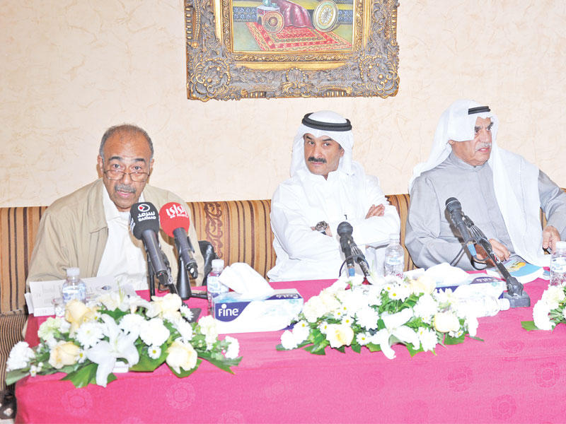 السعدون ومنور والفيلي في الجلسة الحوارية