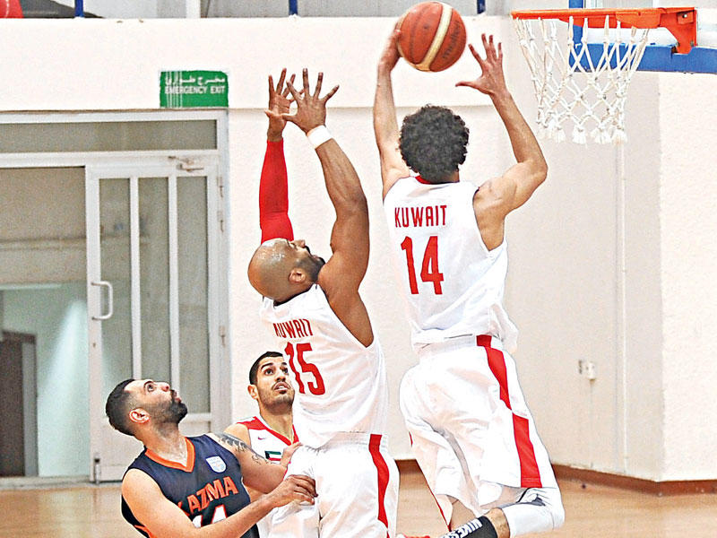 صراع تحت السلة في مباراة الكويت وكاظمة